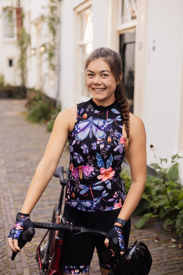 zwart mouwloos dames fietsshirt met blauw-paars-roze print met vlinders en bloemen